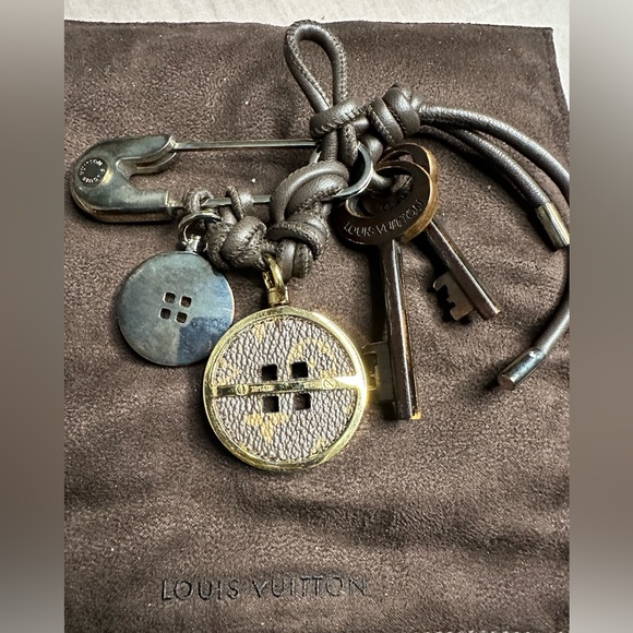 Louis Vuitton Button and Keys Pin - Picture 5 of 7